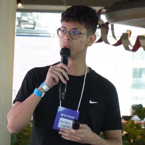 Matheus Santos, criador do Tá barato, mano!, falando ao microfone em um evento